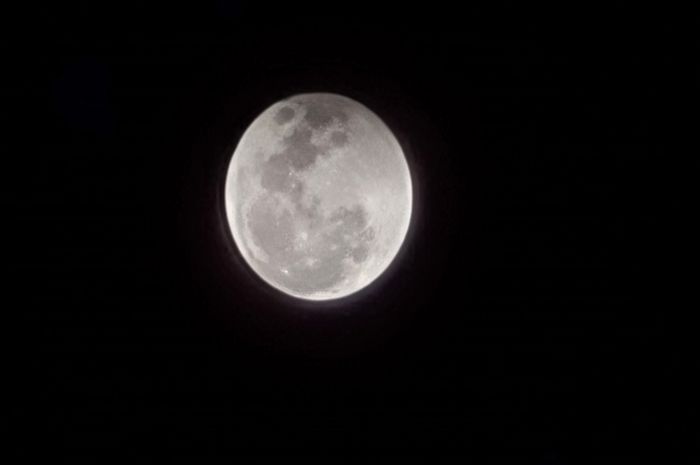 Bulan merupakan satelit Bumi yang tidak dapat memancarkan cahayanya sendiri.