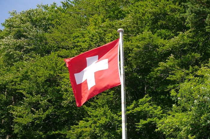 Bendera negara Swiss berbentuk persegi dan bukan persegi panjang seperti kebanyakan bendera negara lain.