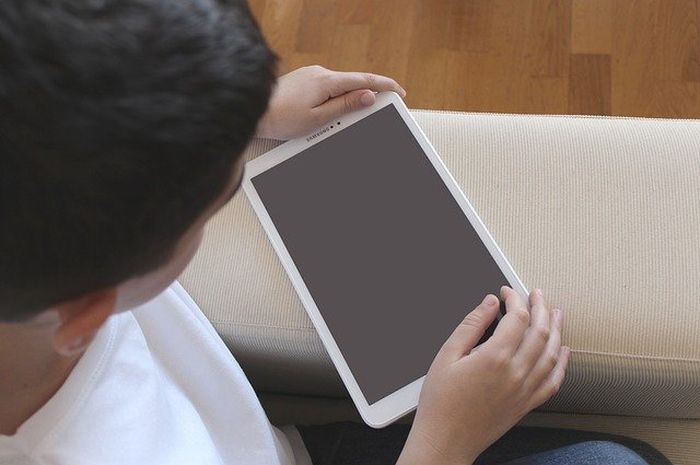 Terlalu sering bermain gadget jadi salah satu kebiasaan yang dapat menurunkan imun tubuh.
