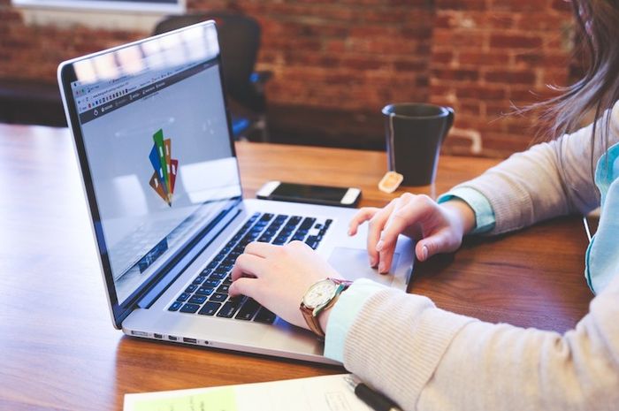 Dianjurkan untuk tidak menggunakan perangkat komputer atau laptop saat listrik bermasalah.
