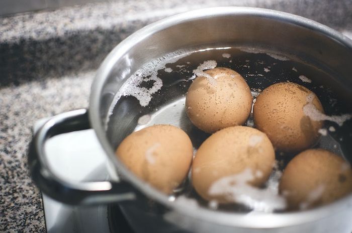 Saat merebus suatu bahan makanan, kita membutuhkan bantuan dari energi panas.