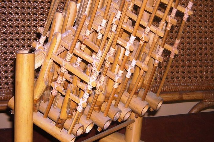Angklung merupakan alat musik tradisional Indonesia yang telah diakui PBB.