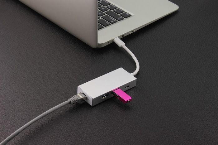 Ada beberapa penyebab baterai laptop cepat rusak karena dayanya bocor.