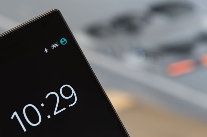 Didalam pesawat kita wajib mengaktifkan mode terbang atau airplane mode.