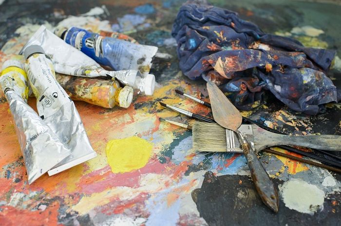 Seni lukis menggunakan unsur visual berupa garis dan beragam jenis warna.