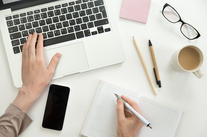 Surat lamaran kerja dalam bahasa Inggris dikenal dengan istilah job application letter.