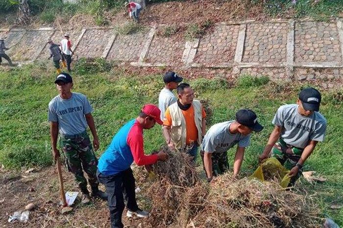 Dengan kerja bakti, warga dapat terhindar dari gangguan atau bencana.