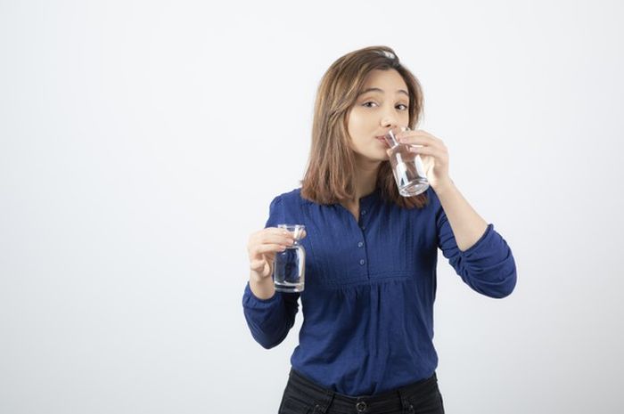 Minum air putih memiliki banyak manfaat bagi tubuh.