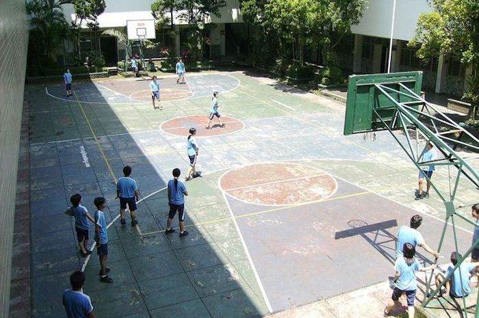 Benteng-bentengan adalah salah satu permainan tradisional anak Indonesia.