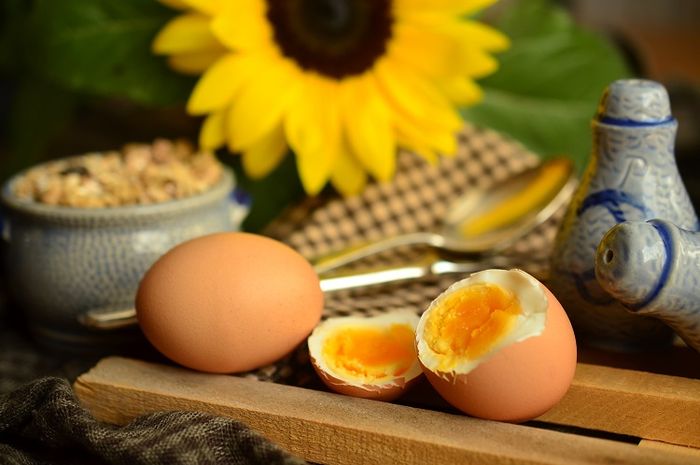 Mengonsumsi telur rebus memiliki banyak manfaat yang baik untuk kesehatan tubuh.