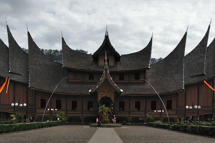 Rumah adat sumatera barat dikenal dengan nama