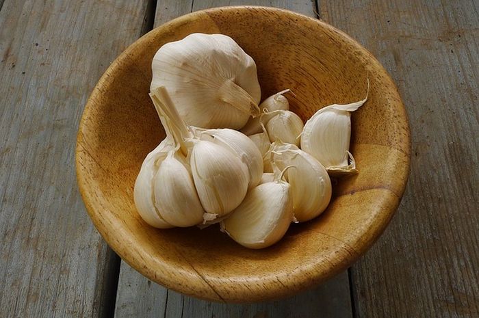 Mengunyah bawang putih dapat meredakan gigi ngilu.