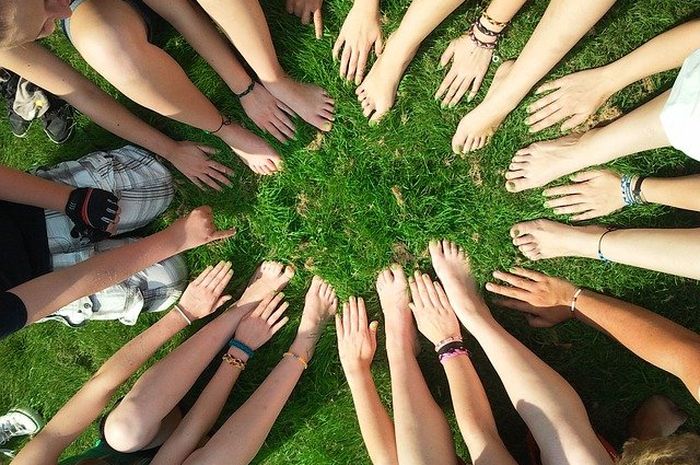 Gotong royong dapat meningkatkan solidaritas serta memperlancar pekerjaan.