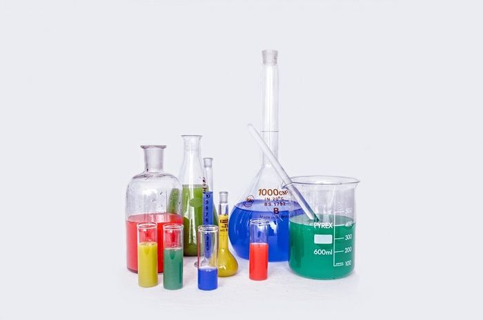 Jenis-jenis isomer terbagi menjadi dua jenis utama, yaitu isomer struktur dan stereoisomer. 
