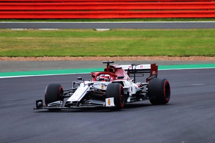 Maria Teresa de Filippis adalah pembalap perempuan pertama yang terjun di ajang F1.