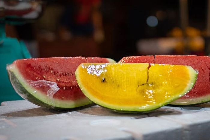 Ada buah semangka merah dan ada pula semangka kuning.