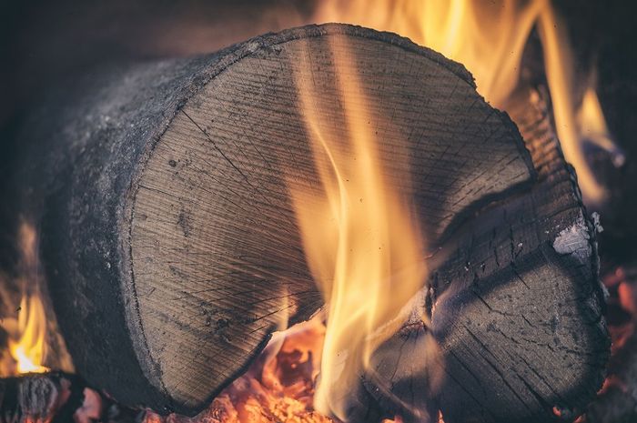 Kayu yang dibakar merupakan salah satu contoh perubahan benda.