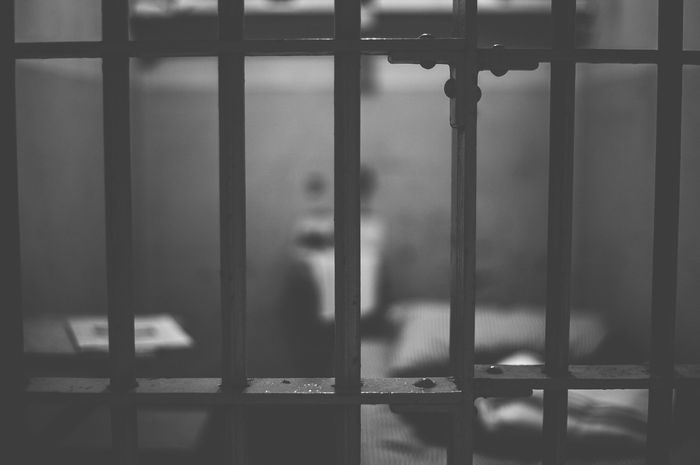 Dalam bahasa Inggris penggunaan jail dan prison berbeda sesuai jenis hukumannya.