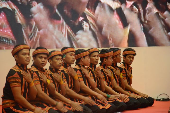 Tari Saman merupakan tari tradisional dari Aceh.