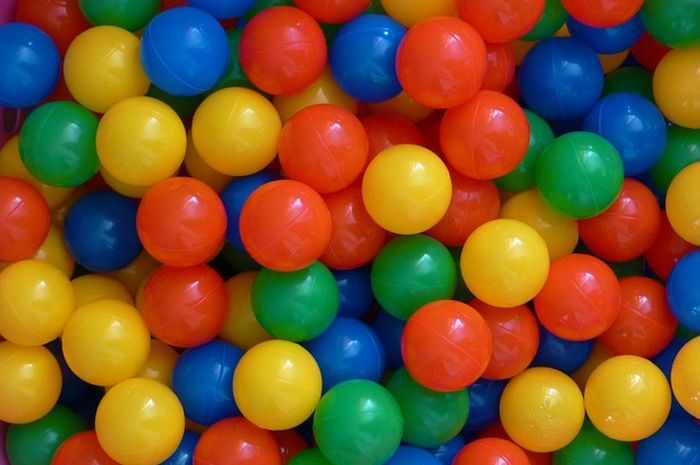 Kita bisa menggunakan bola plastik atau benda-benda di sekitar untuk melakukan percobaan mencari sumber bunyi.