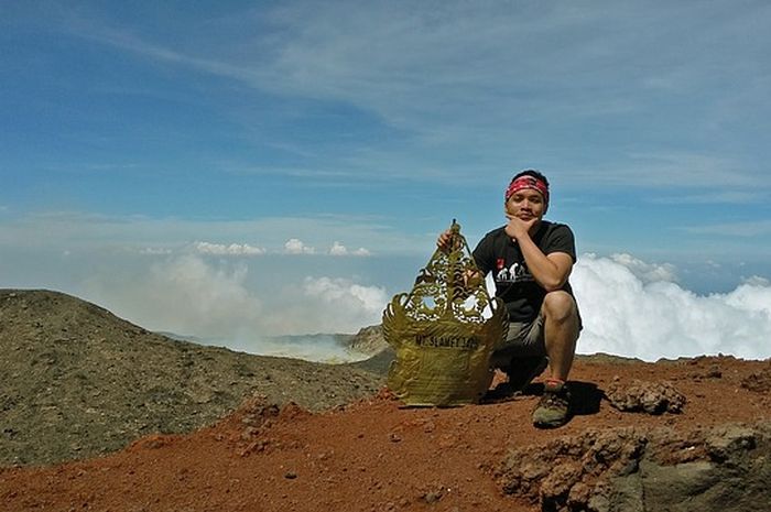Gunung Slamet yang berada di Jawa Tengah sering dijadikan tujuan pendakian.