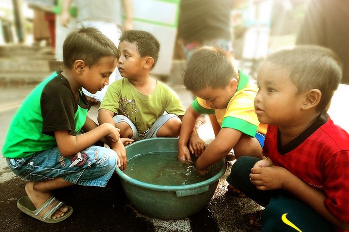 Bermain bersama tanpa membedakan keyakinan merupakan contoh persatuan.