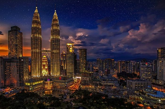 Malaysia menggunakan sistem pemerintahan parlementer. 