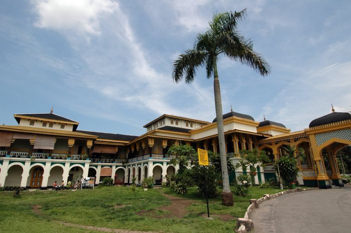 Istana Maimun merupakan rumah kerajaan bagi Kesultanan Deli dan menjadi salah satu tempat wisata di Medan.