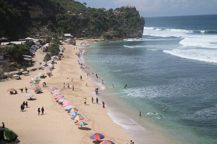 Kondisi geografis Pulau Jawa terdiri dari banyak gunung, pantai, dan ada pula dataran rendah.