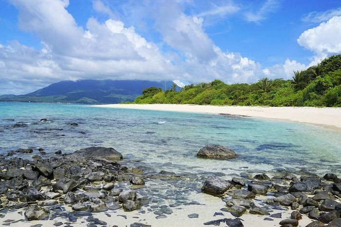 Selain populer dengan bentang alam berupa hutan, Pulau Kalimantan juga memiliki gunung, dataran rendah, dan pantai.