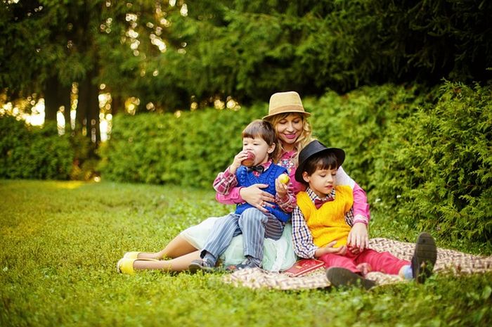 Orang tua bekerja keras untuk membahagiakan anak-anaknya.