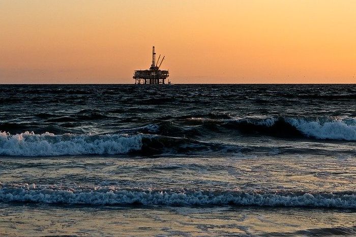 Pengeboran minyak di lepas pantai adalah salah satu pekerjaan yang memanfaatkan sumber daya laut.