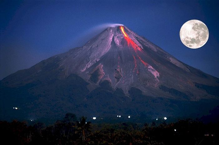 Gunung meletus merupakan salah satu bencana alam yang pernah terjadi di Indonesia.