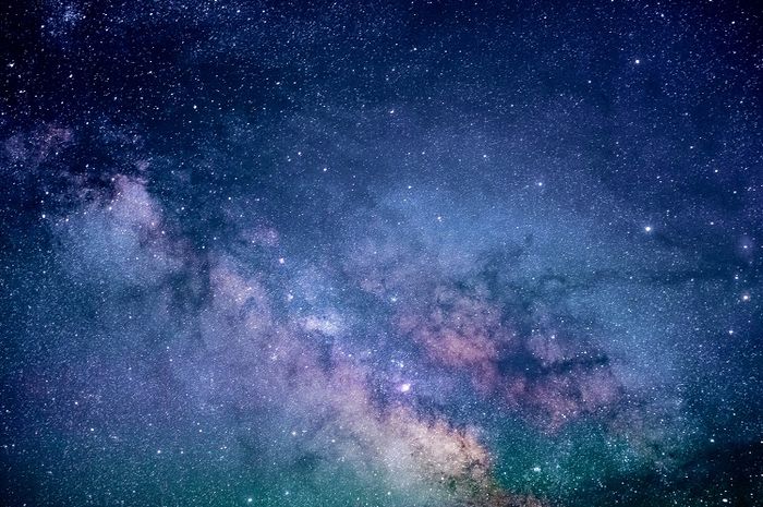 Galaksi terdapat di jagat raya yang disatukan oleh gravitasi. 
