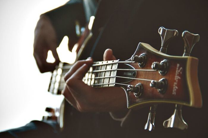 Percakapan dengan teman tentang genre musik apa yang masing-masing dari kalian sukai.
