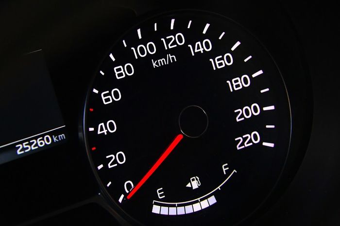 Ternyata ada tanda panah di simbol tangki bensin pada dashboard mobil. 