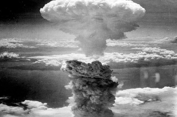 Pemboman Kota Hiroshima dan Kota Nagasaki membuat Jepang terdesak.