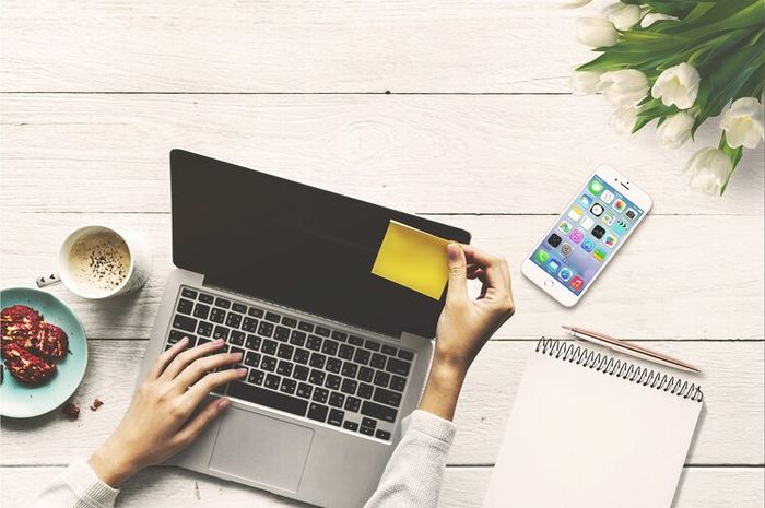 Kita dapat menggunakan sticky notes di dalam komputer kita.