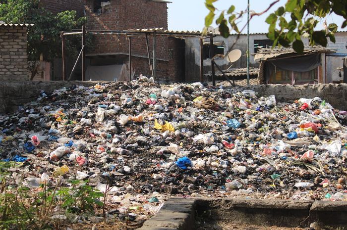 Tempat pembuangan sampah yang tak teratasi dapat mencemari lingkungan.