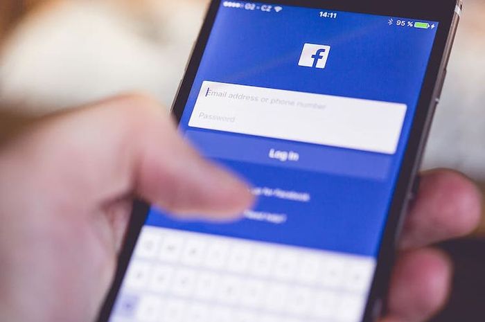 Kita bisa membuat halaman Facebook untuk berjualan online.