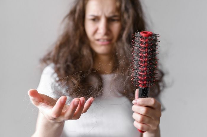 Kerontokan pada rambut bisa terjadi karena rambut kurang mendapat perawatan yang baik.