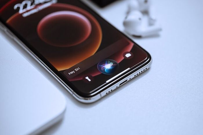 Siri adalah salah satu fitur asisten pribadi  yang tersedia di dalam smartphone iPhone kita
