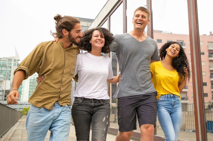 Merencanakan aktivitas bersama teman-teman dalam bahasa Inggris artinya planning activity with friends.