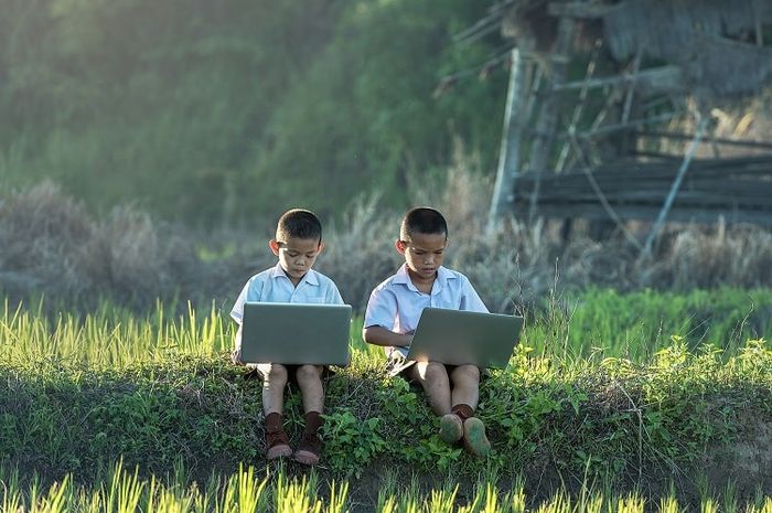 TIK adalah singkatan dari teknologi informasi dan komunikasi.