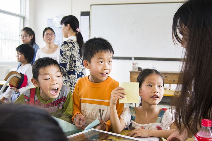 Selain belajar kita juga bisa bermain dan mengobrol bersama teman-teman di sekolah.