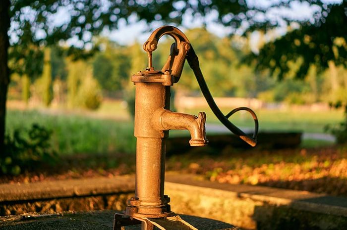 Menutup kran air yang tidak diguakan merupakan perilaku hemat energi.