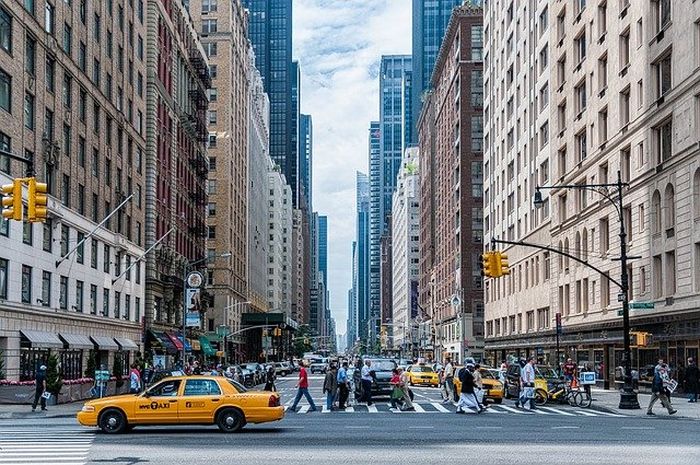 Jalanan yang ramai dalam bahasa Inggris disebut dengan busy roads.