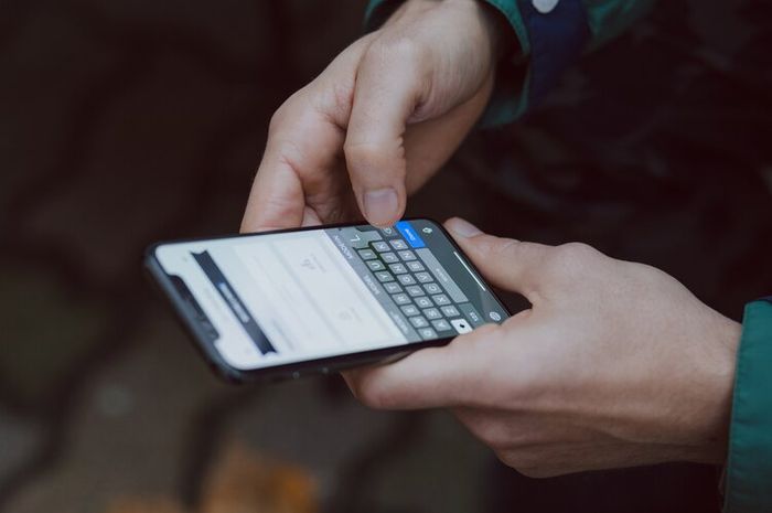 Menggunakan smartphone secara berlebihan dapat memberikan dampak buruk bagi kesehatan kita.