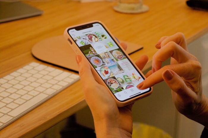 Instagram menyediakan fitur saved post. 
