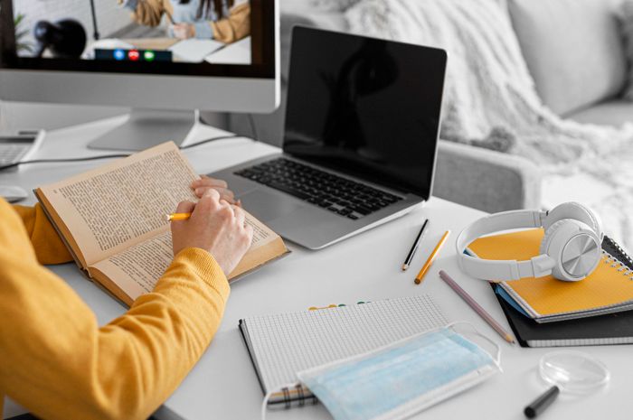 Bahasa Inggris kelas X edisi revisi 2016 Chapter 4 materi which one is your best gateway?